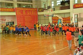 八人九足 八人九足