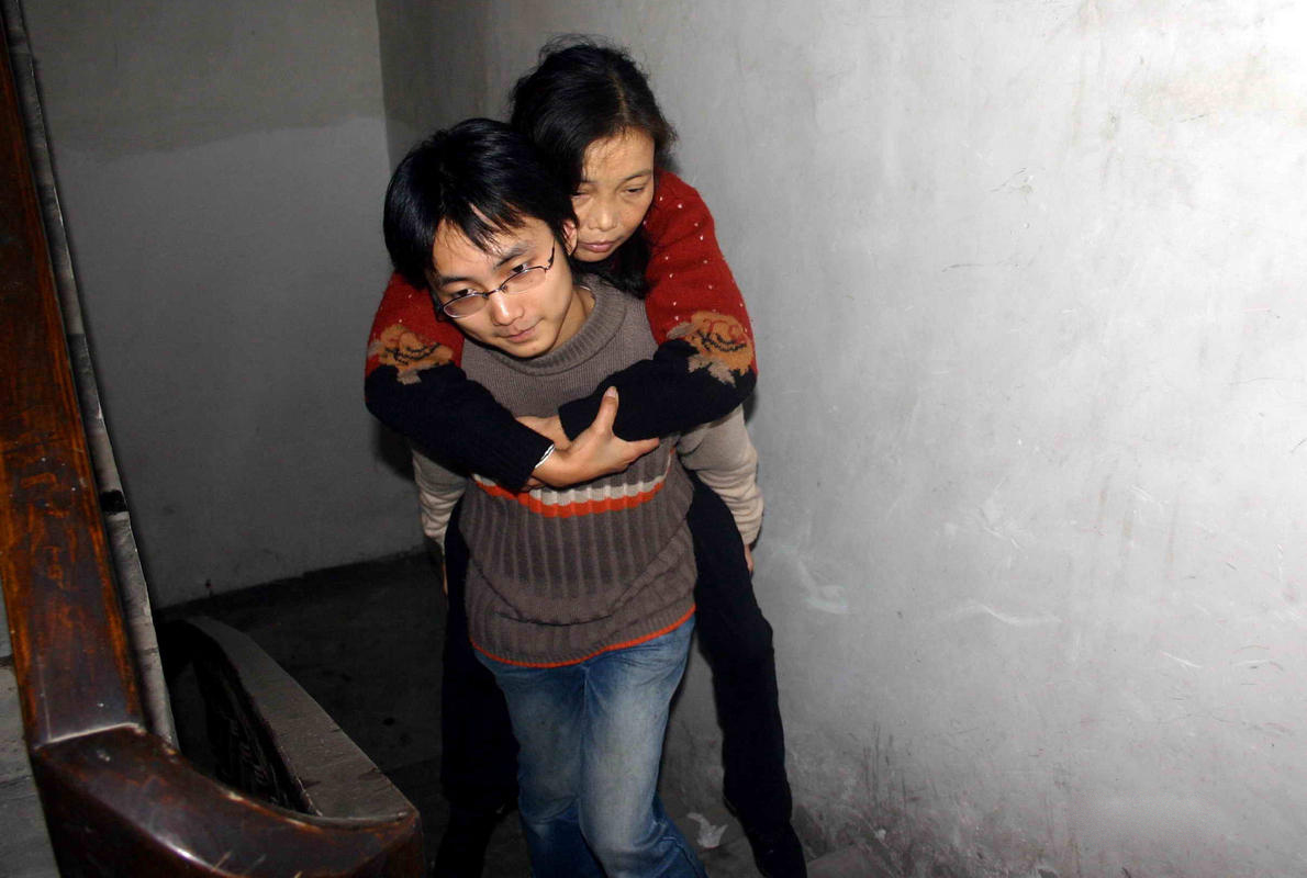 背母上學(xué) 背母上學(xué)